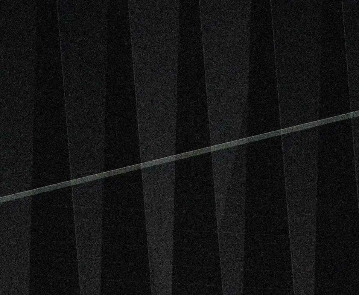 Architetture scure attraversate da una lama di luce